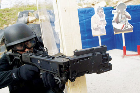以色列反恐部门官员展示了和美国合作开发的新式拐弯枪