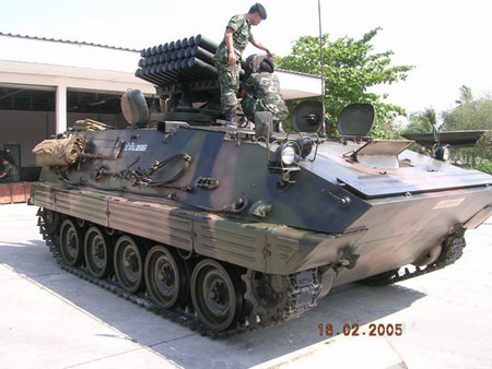 85式履带式装甲战车图片