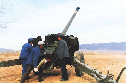 70年代中国军工人员试验122毫米加农炮更为古老的54式122毫米榴弹炮