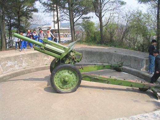 70年代中国军工人员试验122毫米加农炮
