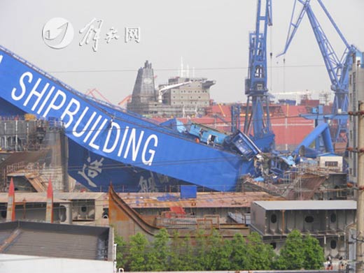 上海沪东造船厂龙门吊再度倒塌 震动如地震(图)