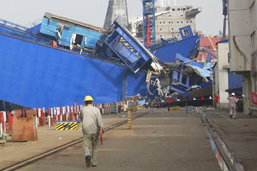 上海沪东造船厂龙门吊再度倒塌震动如地震图