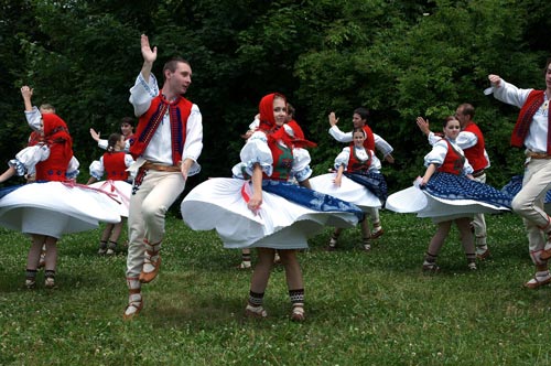 载歌载舞的捷克歌手们(点击进入下一页)中外民歌手同台放歌  成就艺术