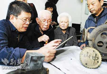 陈鸣铮(左二)查看旧物记者叶茂林实习生李溪摄