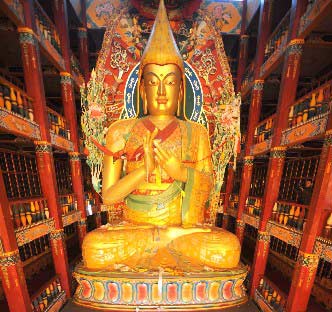 藏传佛教信众在天堂寺千佛殿内祈福