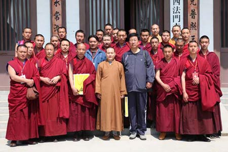 法門寺監院,佛學院常務副院長賢空法師和甘肅佛學院師生合影留念.