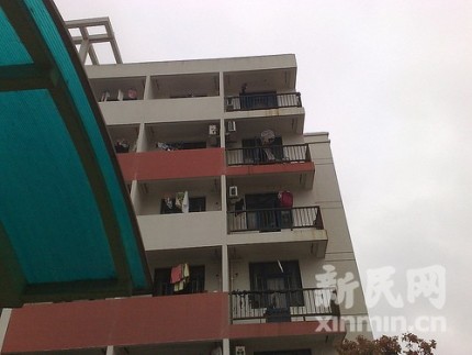 上海中医药大学一女生从5楼坠落警方看书时出意外