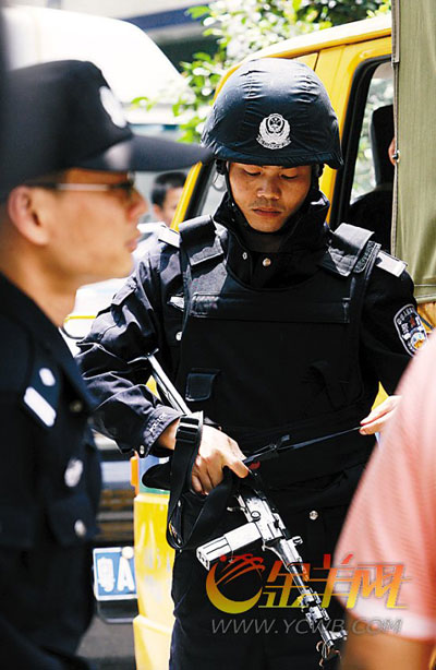 11時20分左右,手持衝鋒槍的特警在現場待命