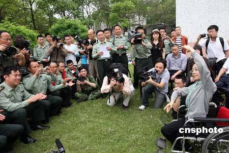 汶川地震敬禮娃娃軍營謝恩人組圖