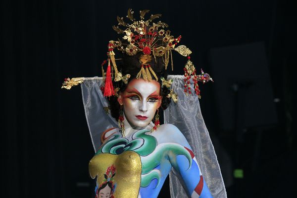 据英国《每日邮报》报道,近日来自40多个国家的人体彩绘艺术家在