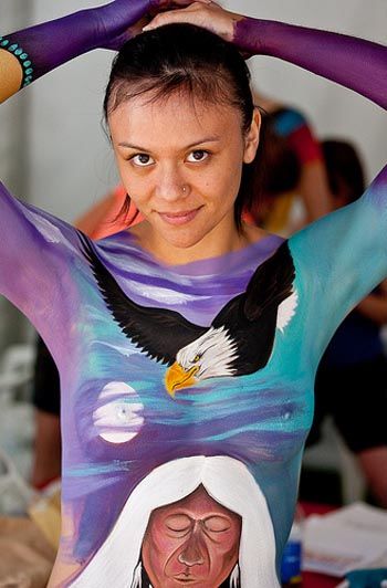 据英国《每日邮报》报道,近日来自40多个国家的人体彩绘艺术家在