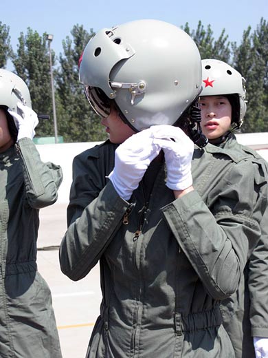 中國空軍首批戰鬥機女飛行員攜新飛行裝具亮相(組圖)