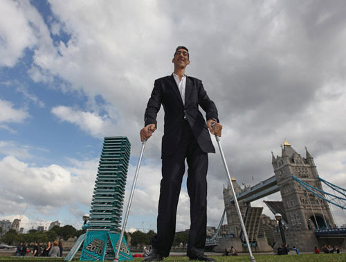 世界第一高人的宝座有了新主人,它不再属于身高2米36的中国人鲍喜顺