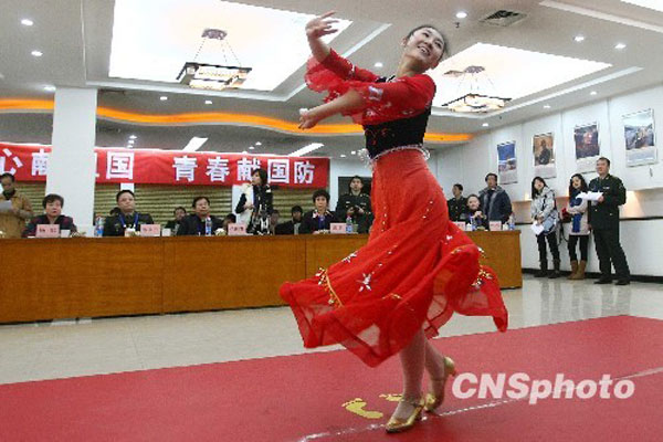 北京女兵面试现场应试者各展才艺图集