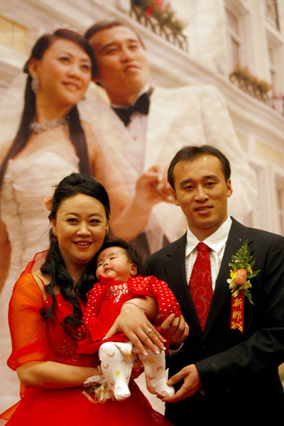 中国北京,趁着北京国安捧得火神杯之喜,陶伟为两年前结婚的妻子补上了