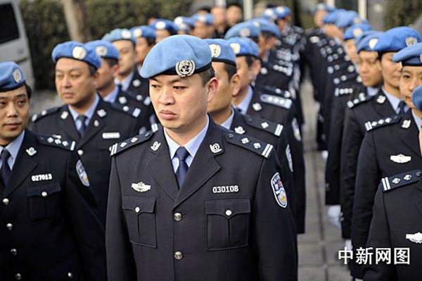 圖為昔日中國維和警察隊員再次穿起維和警服,送別犧牲的