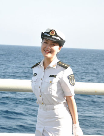 海军女兵常服图片