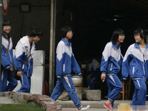 女初中生穿校服当街抽烟引发热议