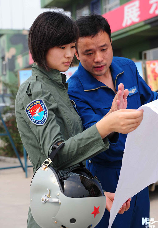 中國空軍首批女戰鬥機飛行員演練大機群密集起飛