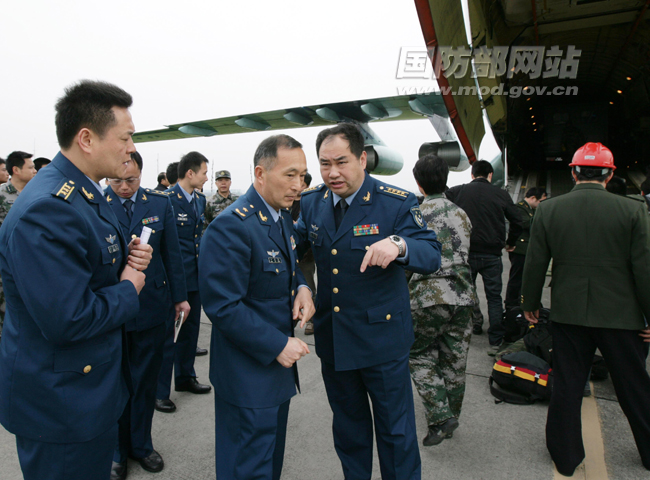 成都军区空军参谋长丁来杭(中)在现场指挥,调度飞机刘应华摄