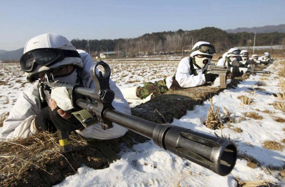 1/4 1月27日,韩国江原道,韩国陆军部队在严寒中进行战术训练