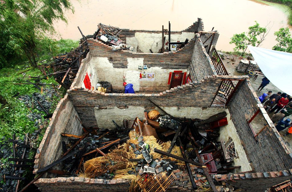 狂风大雨屋顶掀开图片图片