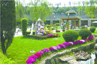 重庆华夏陵园内的"天价"草坪墓地,从几十万至上百万元不等